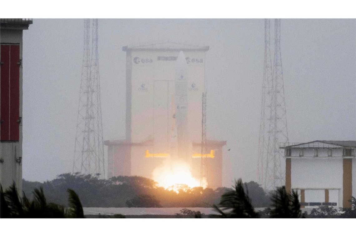 Europas Ariane 6 zu erstem kommerziellem Flug gestartet An Bord hatte die Rakete einen Satelliten der französischen Luftwaffe.
