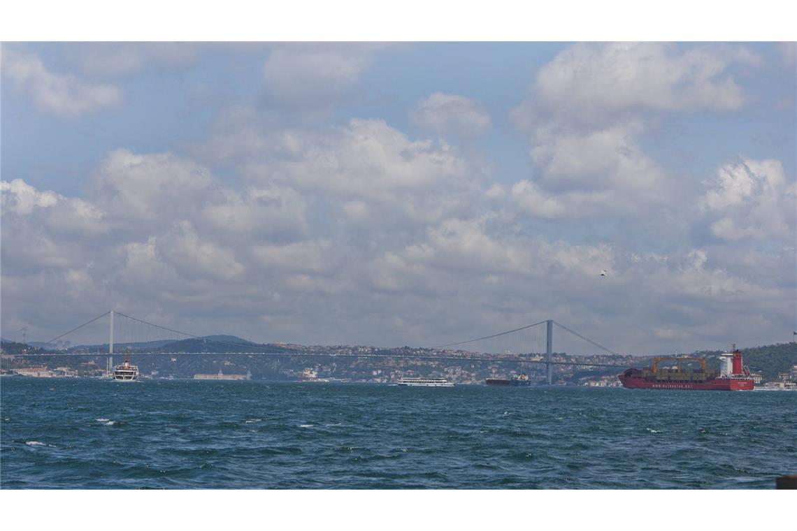 An Bord von zwei Öltankern im Schwarzen Meer ist nach Angaben türkischer Behörden Feuer ausgebrochen (Symbolfoto).