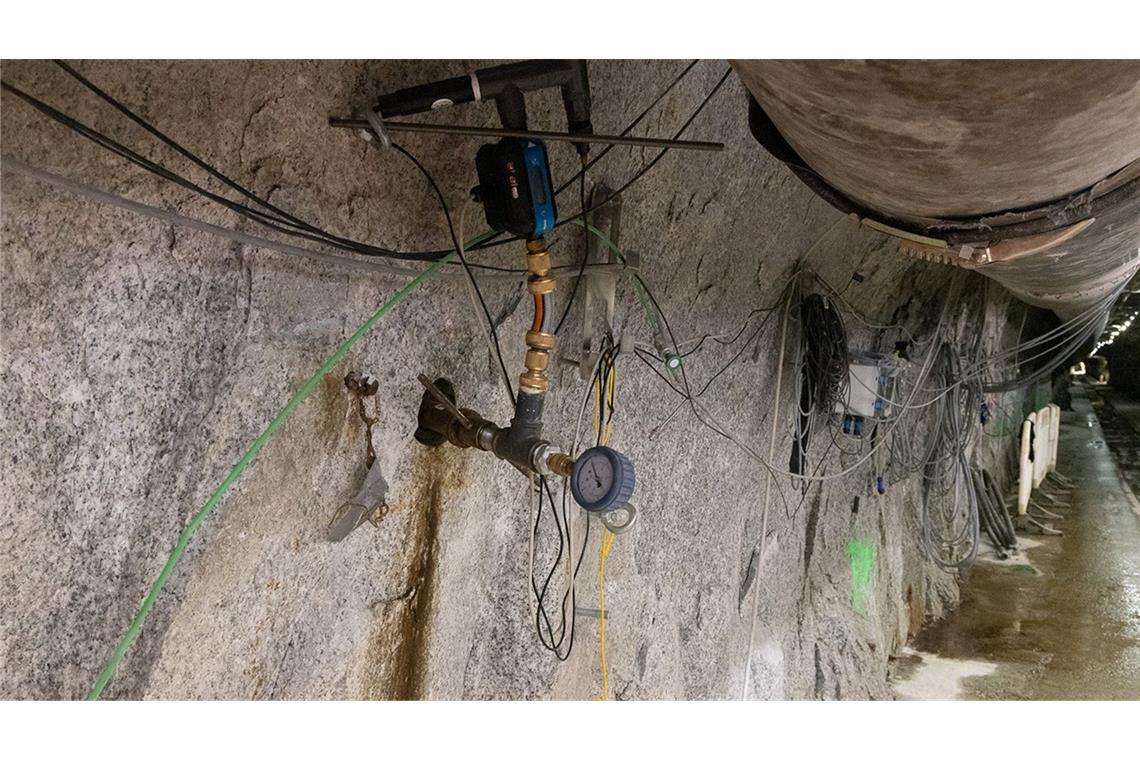 An dem Felslabor wurden Hunderte Sensoren angebracht.