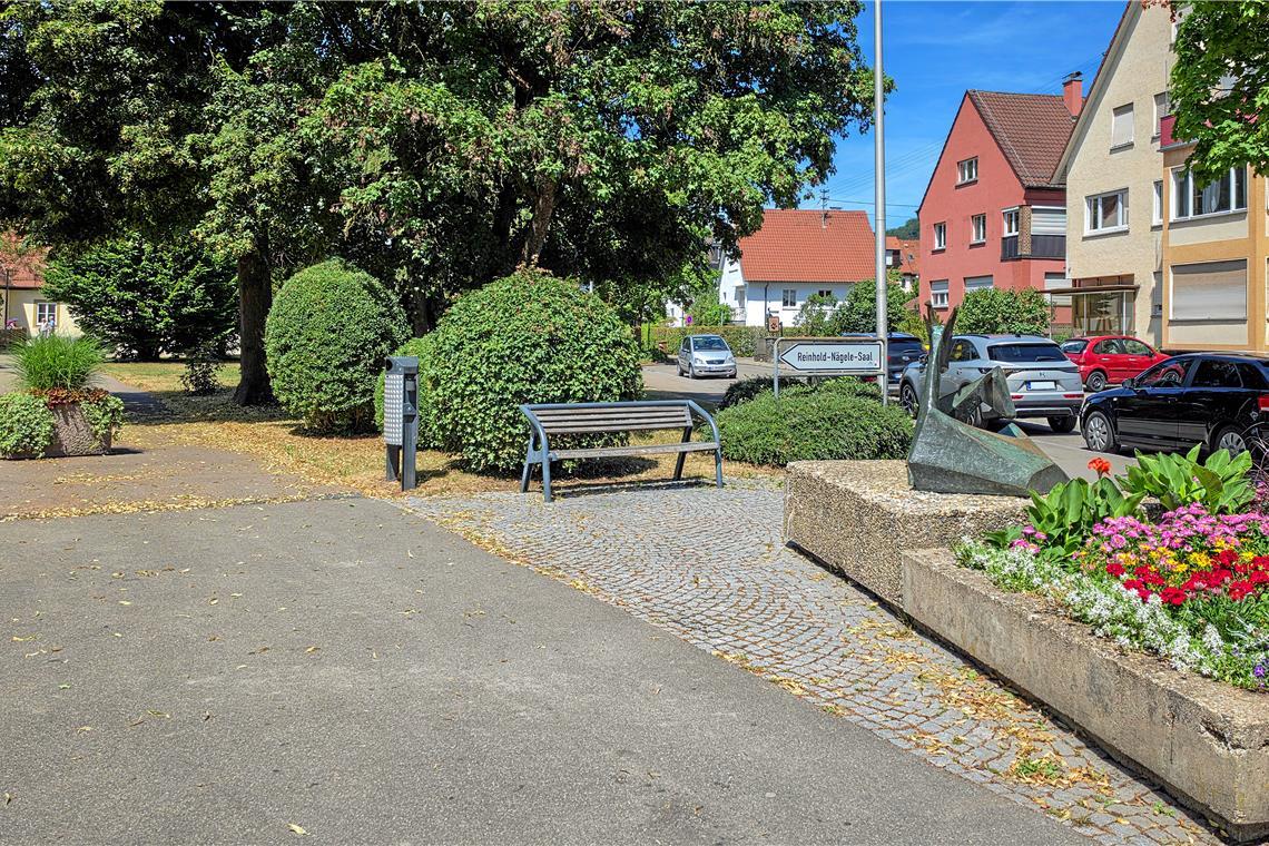 An dem Platz hinter der Bank wird das künftige Schild mit der Erläuterung zur Freundschaft und Partnerschaft stehen. Ganz in der Nähe auf der Wiese finden sich weitere Partnerschaftsanker wie Gedenksteine und anlässlich der Partnerschaft gepflanzte Bäume. Ein weiterer Baum wird beim Partnerschaftstreffen in einer Woche hinzukommen. Foto: Stefan Bossow