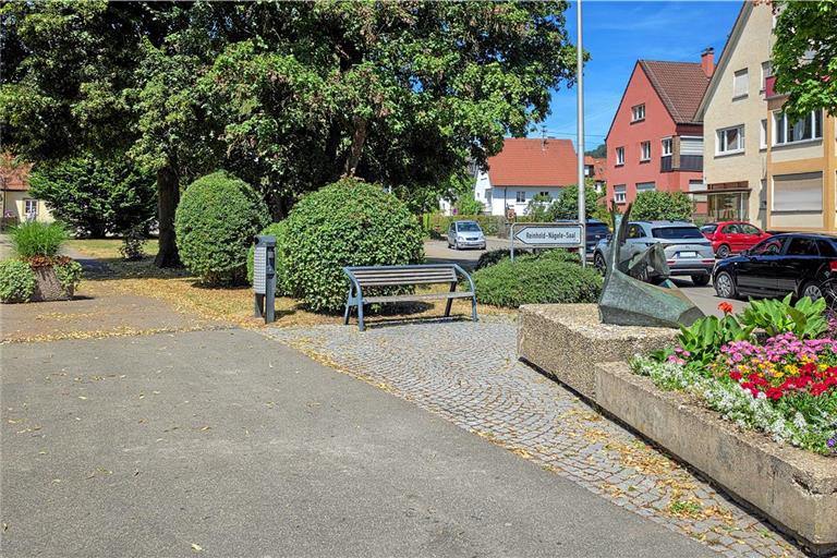 An dem Platz hinter der Bank wird das künftige Schild mit der Erläuterung zur Freundschaft und Partnerschaft stehen. Ganz in der Nähe auf der Wiese finden sich weitere Partnerschaftsanker wie Gedenksteine und anlässlich der Partnerschaft gepflanzte Bäume. Ein weiterer Baum wird beim Partnerschaftstreffen in einer Woche hinzukommen. Foto: Stefan Bossow