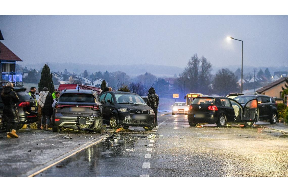 Glatteis-Unfall mit zehn Fahrzeugen An dem Unfall waren zehn Fahrzeuge beteiligt.