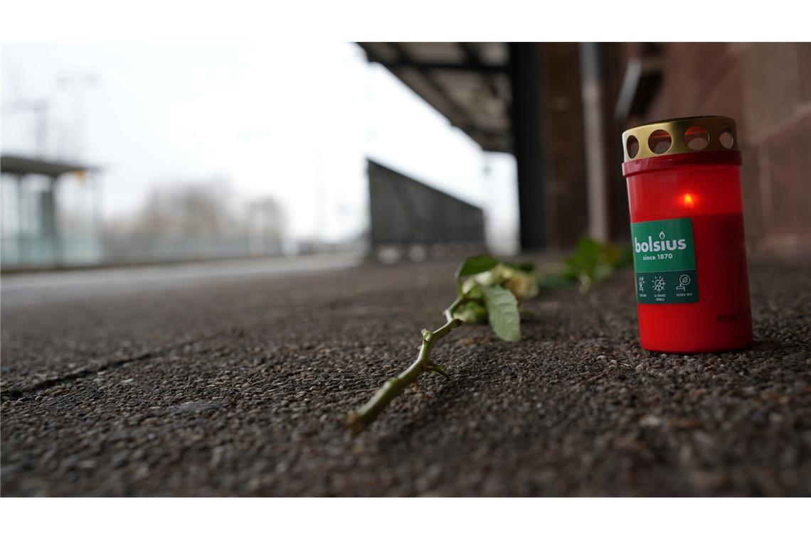 An den getöteten Zugbegleiter wird am Bahnhof Landstuhl erinnert.