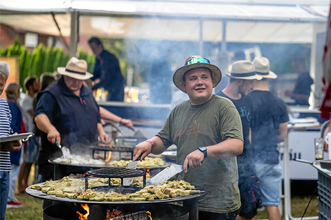 Genusshungrige kommen auf ihre Kosten An den Grillplatten wird auch mal beidhändig geackert.