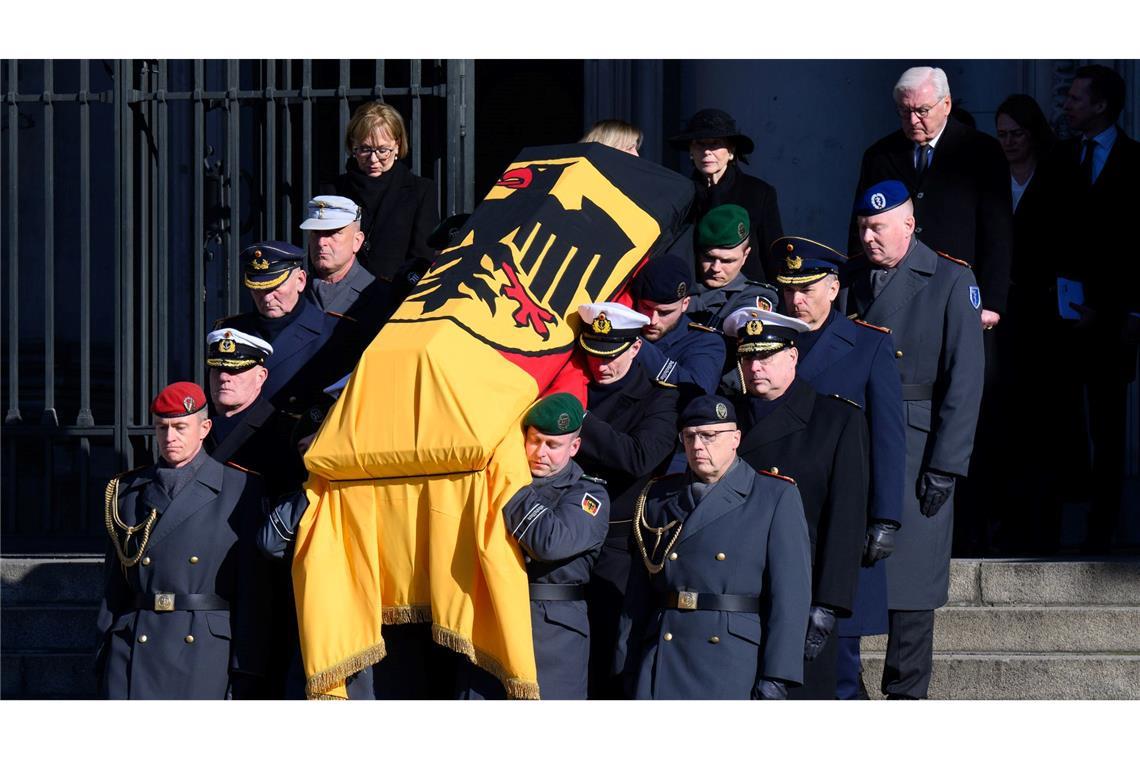 Abschied von Horst Köhler - unermüdlicher Diener des Landes An den Staatsakt für den früheren Bundespräsidenten Köhler schließt sich ein militärisches Zeremoniell an.