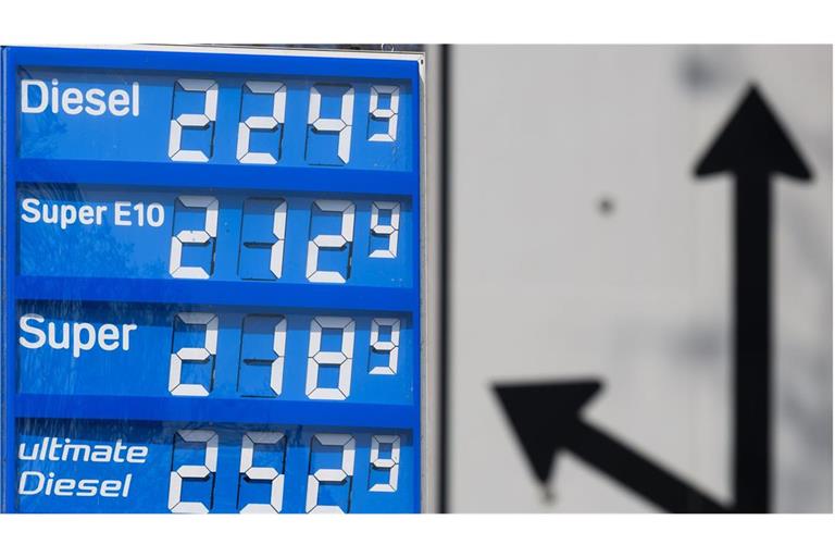 An den Tankstellen werden Preise aufgerufen, die Autofahrer schwindelig machen können.