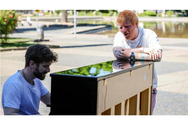 An den Tasten: Emilio Piano. Der Mann am Klavier, der am Sonntag Ed Sheeran bei seiner Minieinlage am Stuttgarter Eckensee begleitete, ist ein Internetphänomen.
