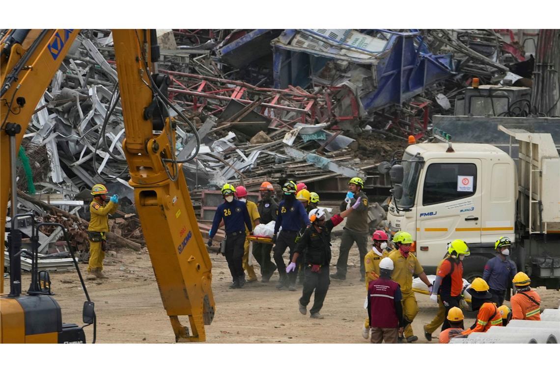 Sorge um Erdbeben-Vermisste in Bangkok und Myanmar An den Trümmern eines Hochhauses in Bangkok laufen die Bergungs- und Rettungsarbeiten.