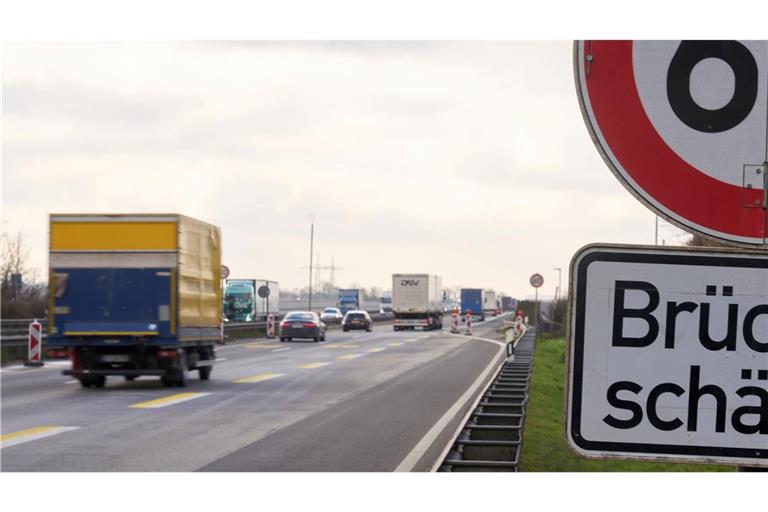An der A61 hat die Polizei einen Mann in Badehose aufgegriffen (Symbolbild)