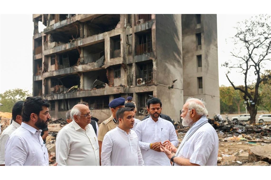 Wie ein Wunder: Passagier überlebt Flugzeugabsturz in Indien An der Absturzstelle machte sich Modi ein Bild von der Katastrophe.