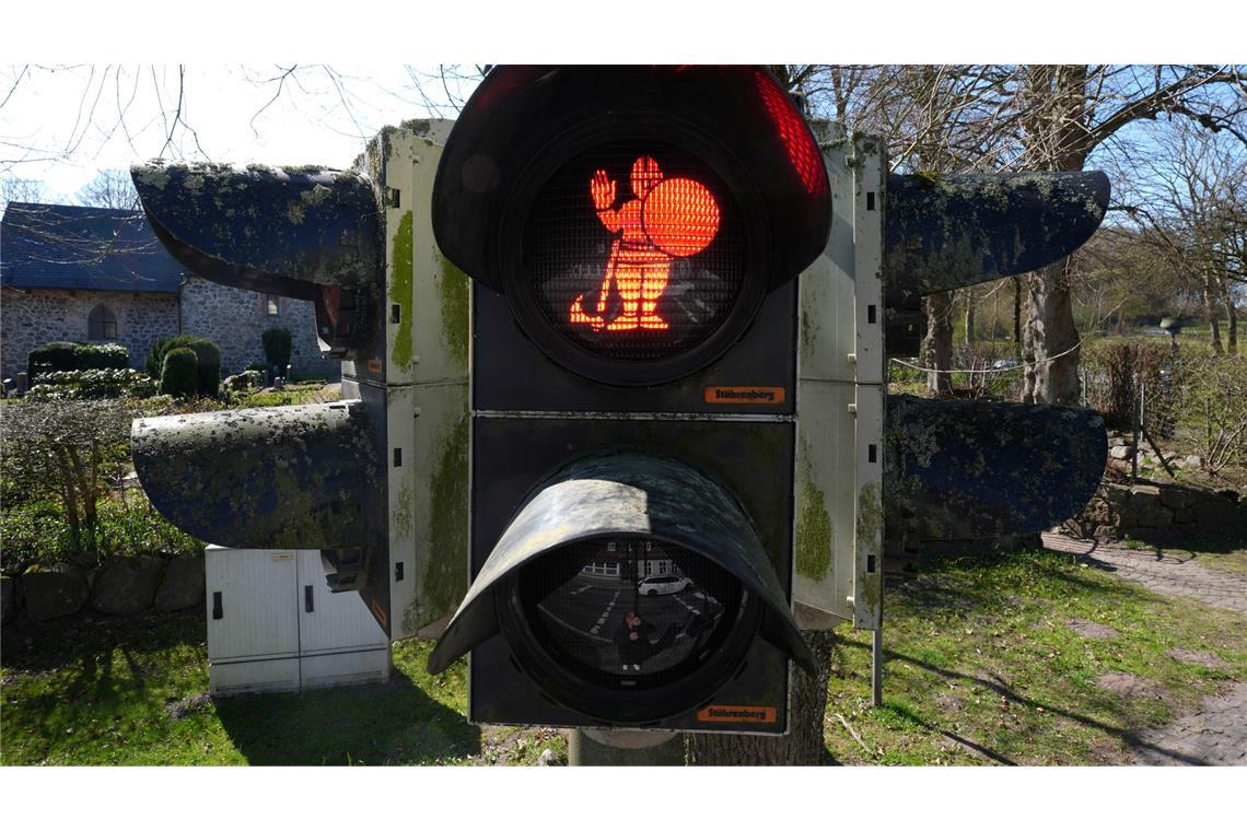 Wikingerampelmännchen regeln den Verkehr bei Haithabu An der B76 bei Haithabu regeln nun Wikinger den Verkehr.