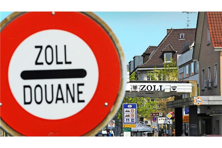 An der deutsch-schweizerischen Grenze durchsuchten die Bundespolizisten einen Fernreisebus. (Symbolbild)