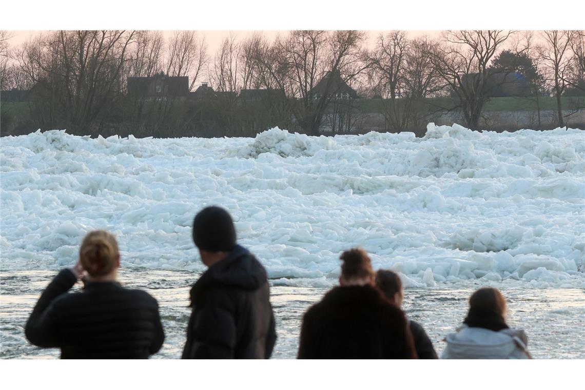 An der Elbe bei Hamburg türmten sich die Eisberge meterhoch.