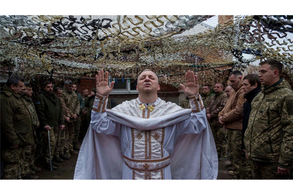 Bilder des Tages An der Front: Militärseelsorger Yurii hält Weihnachtsgottesdienst in Donezk