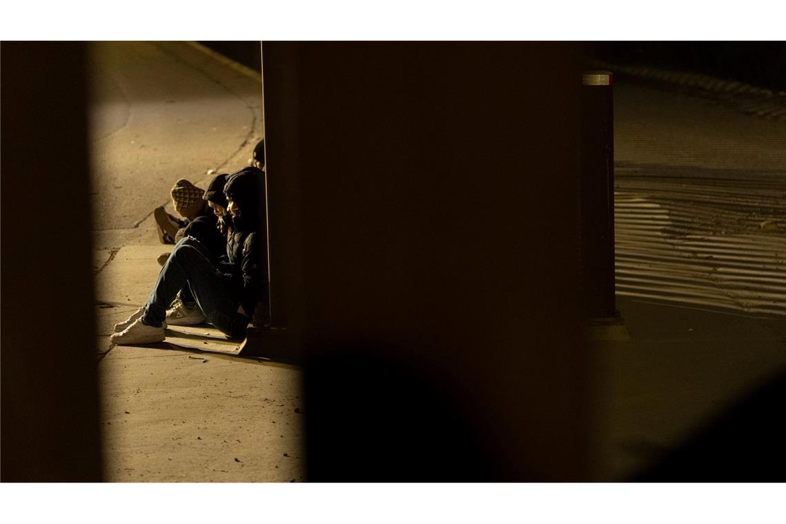 Bilder des Tages An der Grenze USA/Mexiko: Eine Gruppe von Migranten wartet auf die Abfertigung zwischen den Grenzmauern, die Mexiko und die Vereinigten Staaten trennen, nachdem sie vor Sonnenaufgang illegal die Grenze überquert haben.