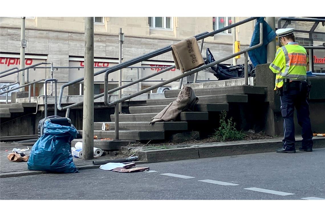 Schock an der Haltestelle - Auto fährt in Stuttgart in Menge An der Haltestelle liegen Decken, auch ein Kinderwagen ist zu sehen.