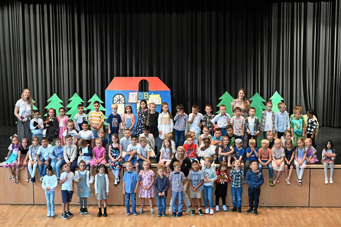 Schulstart für große Kinderschar An der Hörschbachschule beginnen nun 55 Kinder – hier in der Festhalle mit ihren Lehrerinnen Isabell Mackh (links), Cindy Rauh (hinten rechts) und Jutta Kamrad (Mitte, vor der Bühne) versammelt. Fotos: Elisabeth Klaper