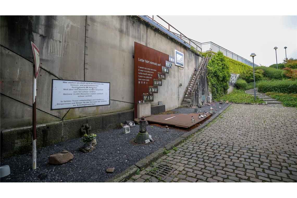 An der Rampe, an der vor 15 Jahren Hunderte Menschen im Gedränge verletzt wurden und 21 starben, steht heute eine Gedenkstelle.