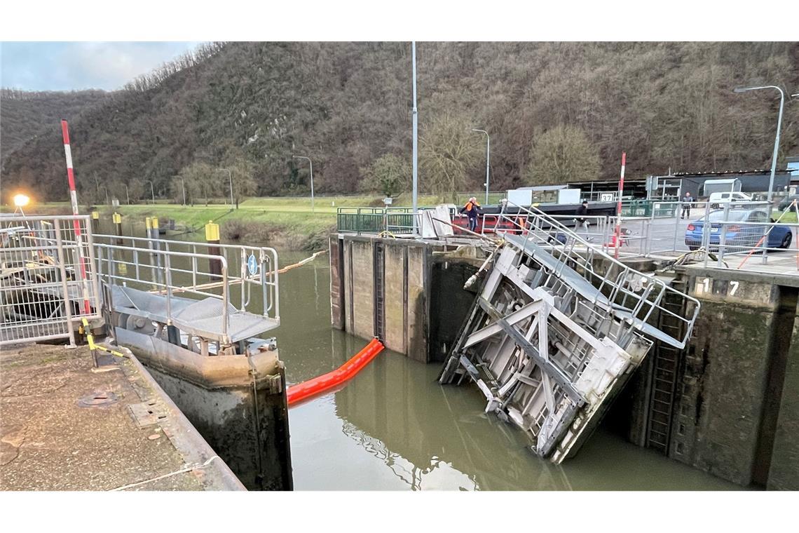 Unfall an Schleuse legt Schifffahrt auf Mosel lahm An der Schleuse Müden sind beide Torflügel beschädigt.