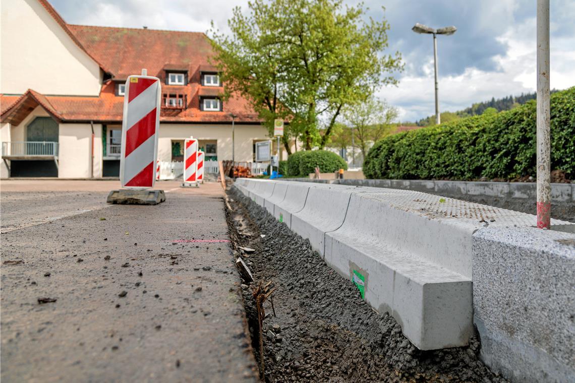 An der Stadthalle werden gerade die Steine fürs Hochbord gesetzt.