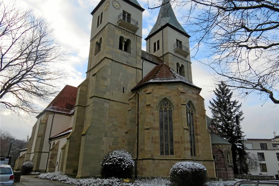 An der Stadtkirche Murrhardt werden Pilger mit einem in einen Stein (vorne neben dem Buchsbäumchen) eingelassenen Schild begrüßt... Foto: Christine Schick