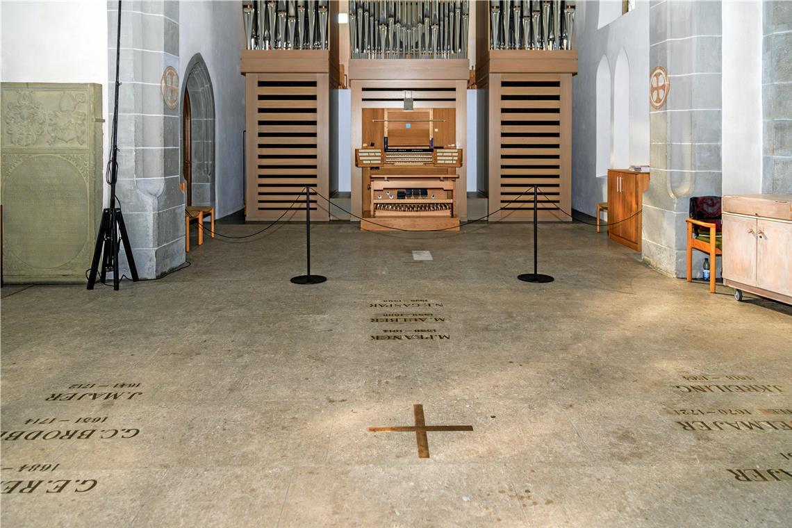Der Wandlungsfähige An der Stelle des Kreuzes stand früher der Altar, an dem Joseph Friedrich Schelling Caroline und seinen Sohn traute. Fotos: Stefan Bossow