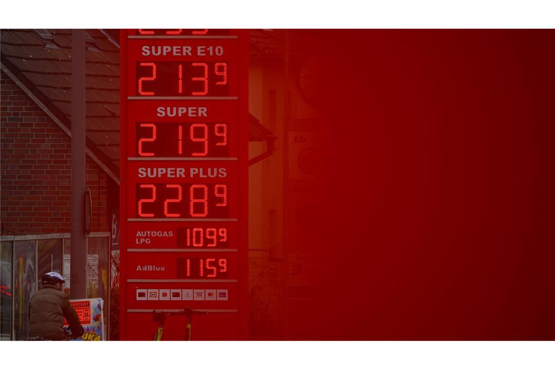 An der Tankstelle bekommen die Menschen die Folgen des Iran-Kriegs zu spüren. (Archivbild)