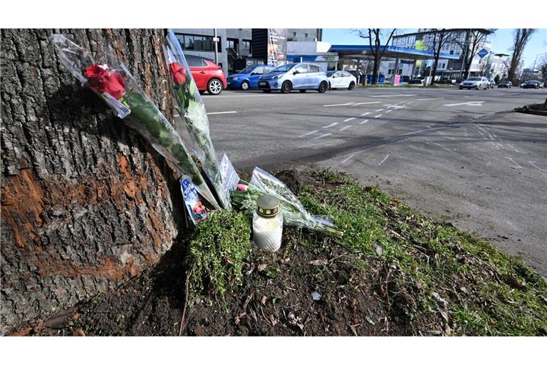 An der Unfallstelle haben Menschen Blumen und eine Kerze abgelegt.