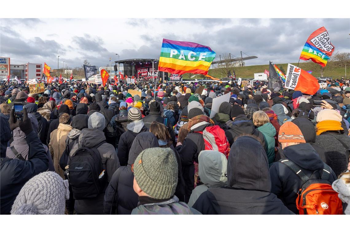 Proteste gegen AfD: Abgeordneter bei Polizeieinsatz verletzt An der zentralen Kundgebung nahmen laut Polizei mehrere Tausend Menschen teil.