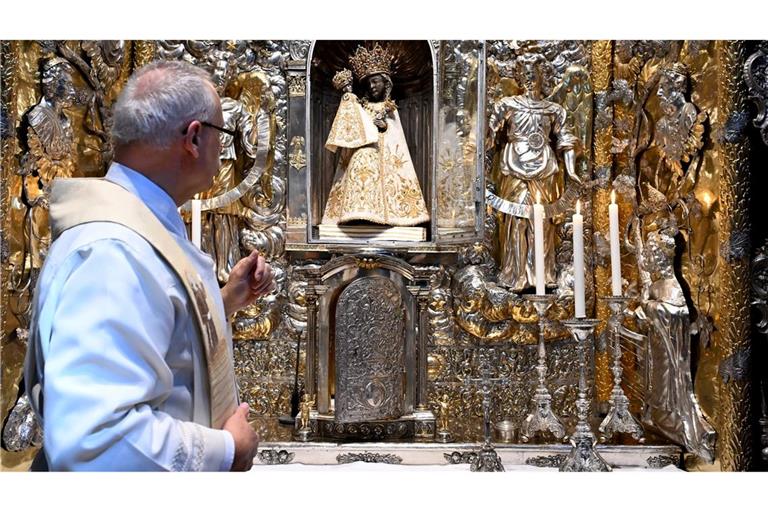 An die 30 Gewänder hat die Schwarze Madonna, passend zum jeweiligen liturgischen Fest. Zu Ostern trägt sie weiß.
