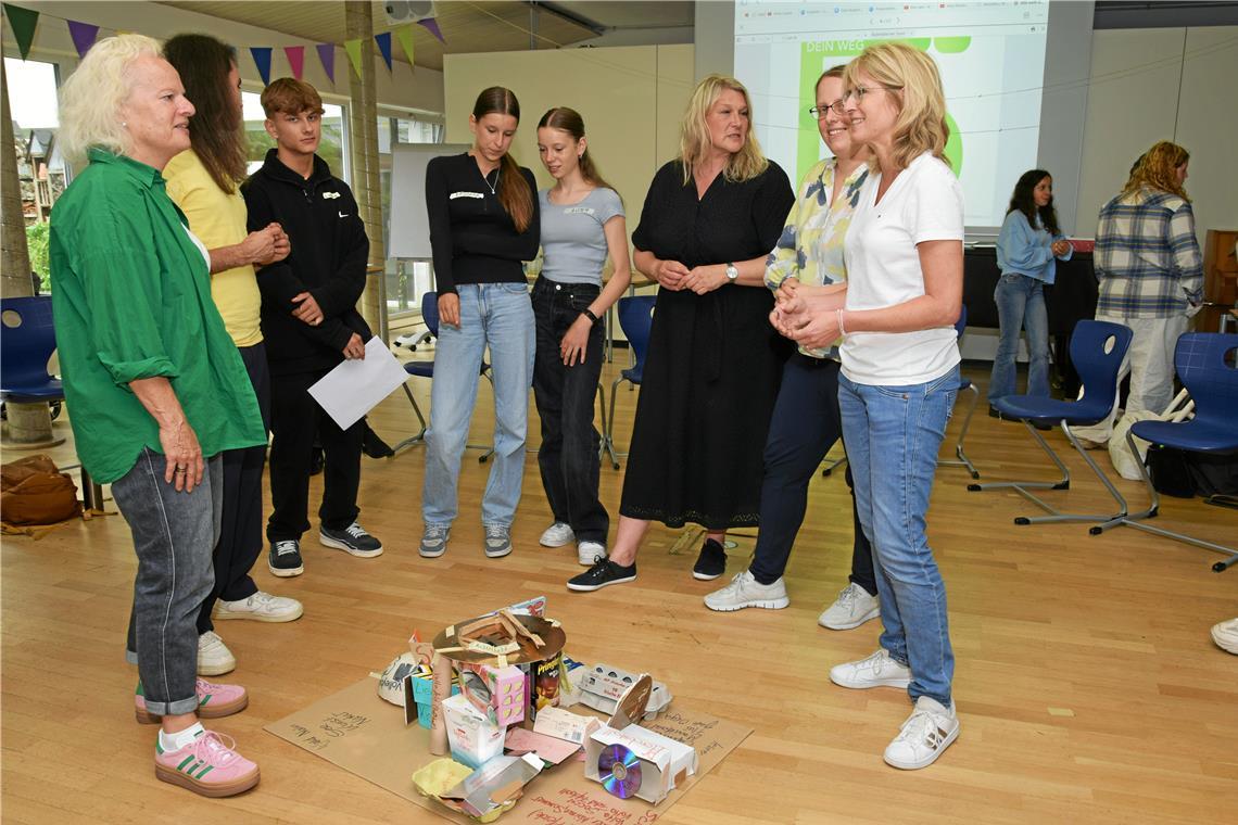 Eigenverantwortung als neues Schulfach An die ersten Ideensammlungen inklusive kleiner Brainstorming-Bastelaktion (eines der Modelle unten) in Einzelgruppen schließen sich Gespräche an – hier mit (von rechts) Rektorin Martina Mayer, der Hauptverantwortlichen Julia Kirschbaum, Lehrerin Cornelia Miskic, den Achtklässlerinnen Lotta Bracht und Katharina Lübeck von der Ernst-Reuter-Schule Karlsruhe, Neuntklässler Lukas Prigl von der Walterichschule, Lehramtsstudent Raphael Prüfer und Workshopleiterin Silvia Koch von der Ernst-Reuter-Schule. Foto: Elisabeth Klaper