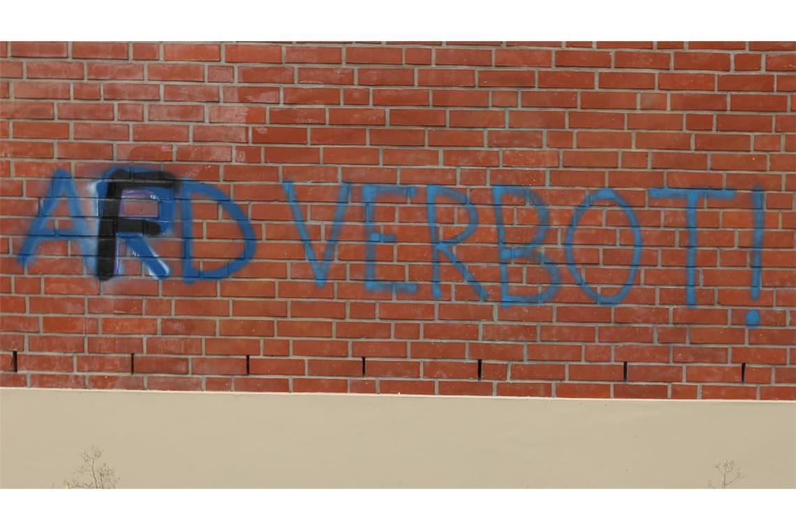 An die Fassade eines Gebäudes in Hamburg wurde der Schriftzug AFD-Verbot gesprüht. Zwischenzeitlich wurde der Schriftzug von Unbekannten in ARD-Verbot übersprüht, bevor er nun erneut in AFD-Verbot übersprüht wurde. 