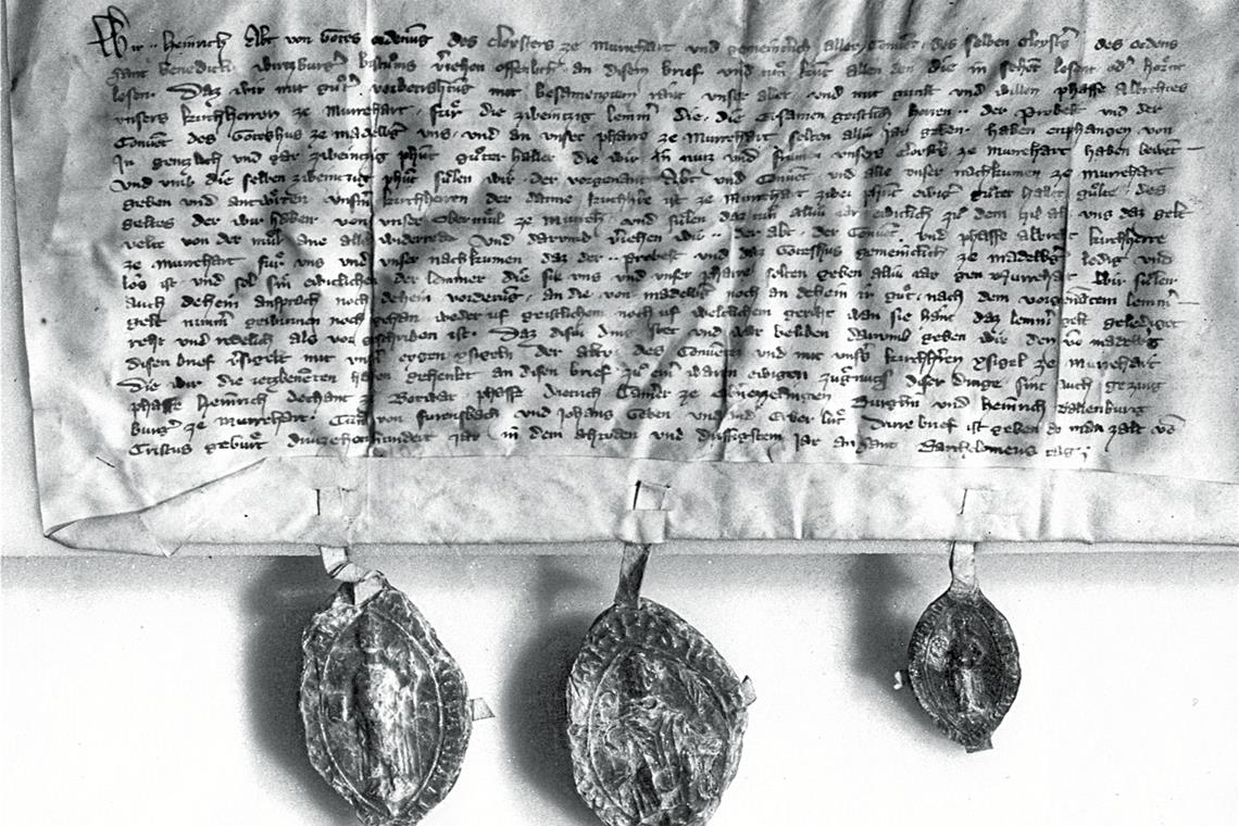 Ein dreifach besiegeltes Dokument An die Urkunde sind drei Siegel angehängt – von Abt Heinrich von Murrhardt, vom Konvent der Mönche des Klosters und von Pfarrer Albrecht von Murrhardt. Foto: Hauptstaatsarchiv Stuttgart A 469 I U 138.