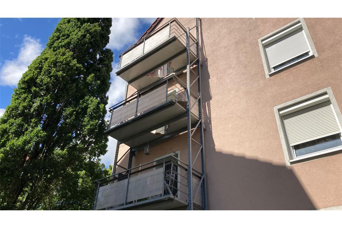 An diesem Balkon in der Ulmer Einsteinstraße ist am Montagmittag eine Frau verletzt worden. Die Polizei ermittelt.