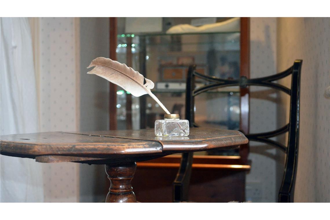 An diesem Holztischchen in Chawton soll Jane Austen ihre Romane geschrieben haben. (Archivbild)