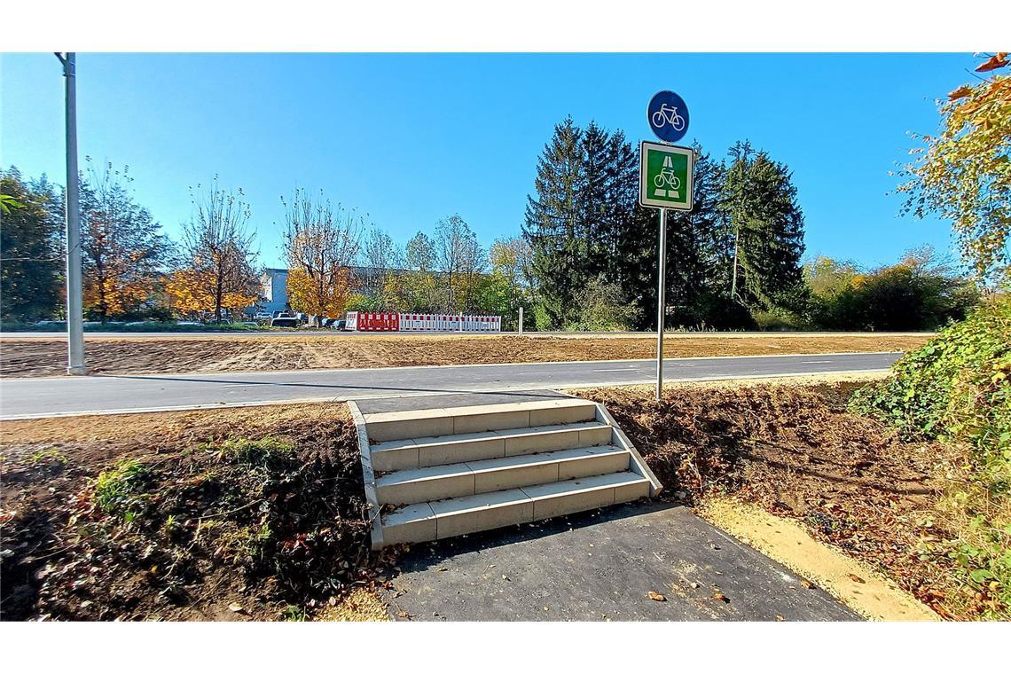 Pannen-Radweg: Behörde versucht Erklärung An dieser Treppe fehlt laut dem Regierungspräsidium noch eine Metallschiene für Radler.