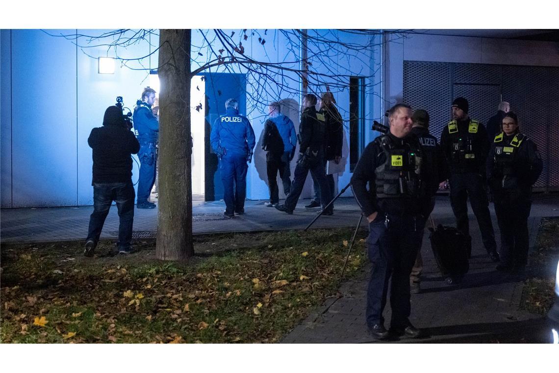 Nach Fund von drei Leichen wird mutmaßlicher Täter gesucht An einem Mehrfamilienhaus wurde die Tatortarbeit aufgenommen.