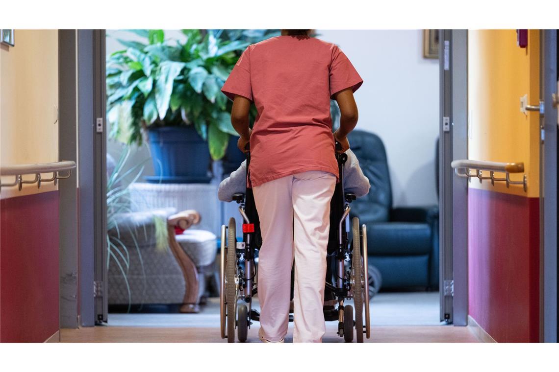 An einem neuen Pflegegesetz des Landes scheiden sich die Geister. (Symbolbild)