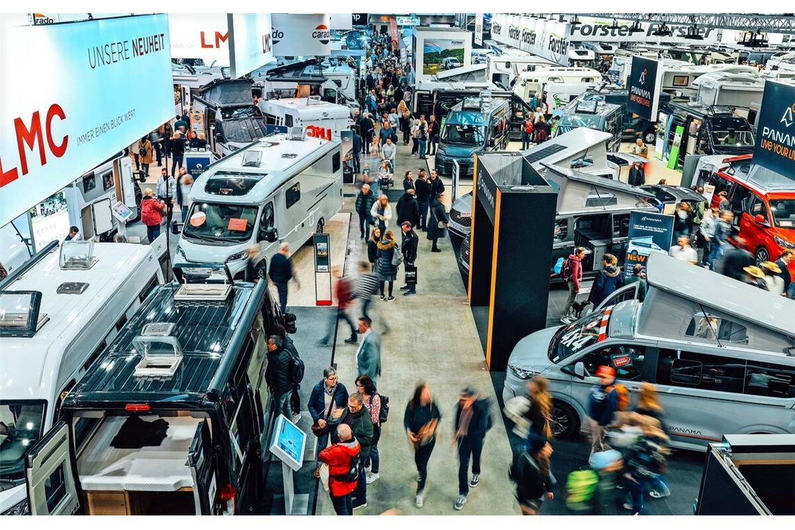 An einem Stand für das Reiseland Türkei hat ein Besucher eine kostenlose Tragetasche erhalten.