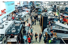 An einem Stand für das Reiseland Türkei hat ein Besucher eine kostenlose Tragetasche erhalten.