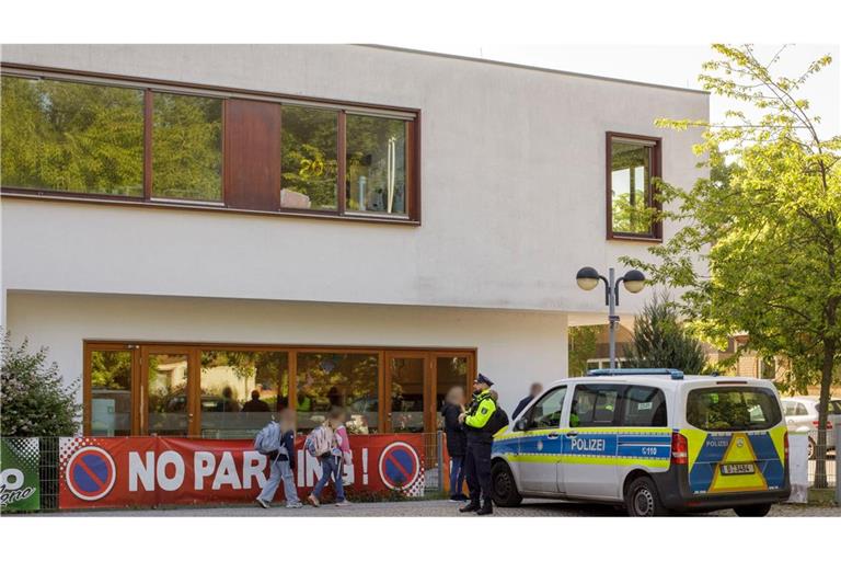 An einer Berliner Grundschule griff ein 13-Jähriger einen 12 Jahre alten Mitschüler mit einem Messer an.