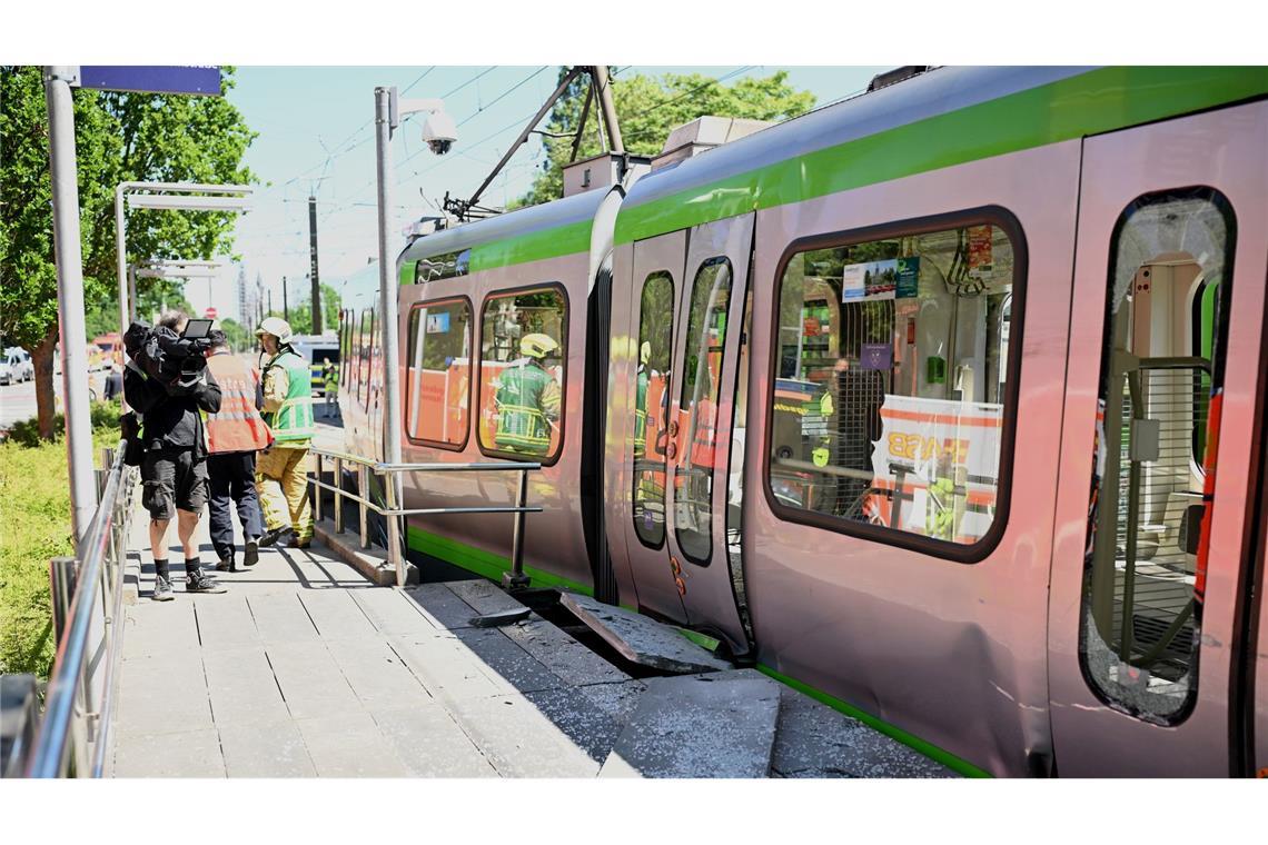 An einer der Stadtbahnen war eine lange Schleifspur zu sehen, zudem waren Scheiben gesplittert.