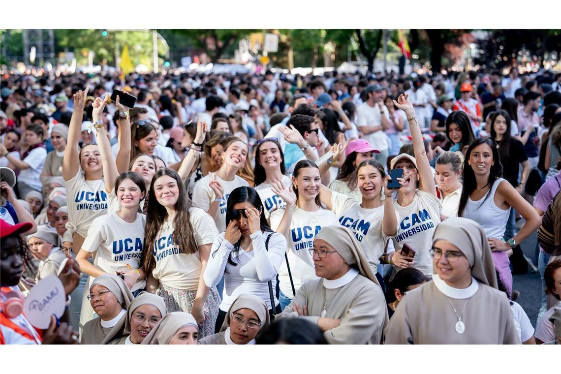 An einer Jugend-Vigilie mit dem Papst in Madrid nahmen Schätzungen zufolge bis zu 600.000 junge Menschen teil.