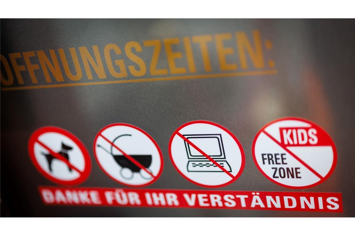 Warum Cafés Laptops verbannen An einer Scheibe der Café-Bar 8tto Grammi weist ein Schild auf das Verbot von Laptops hin - wie auch auf das Verbot für Hunde, Kinderwägen und auf eine kinderfreie Zone.