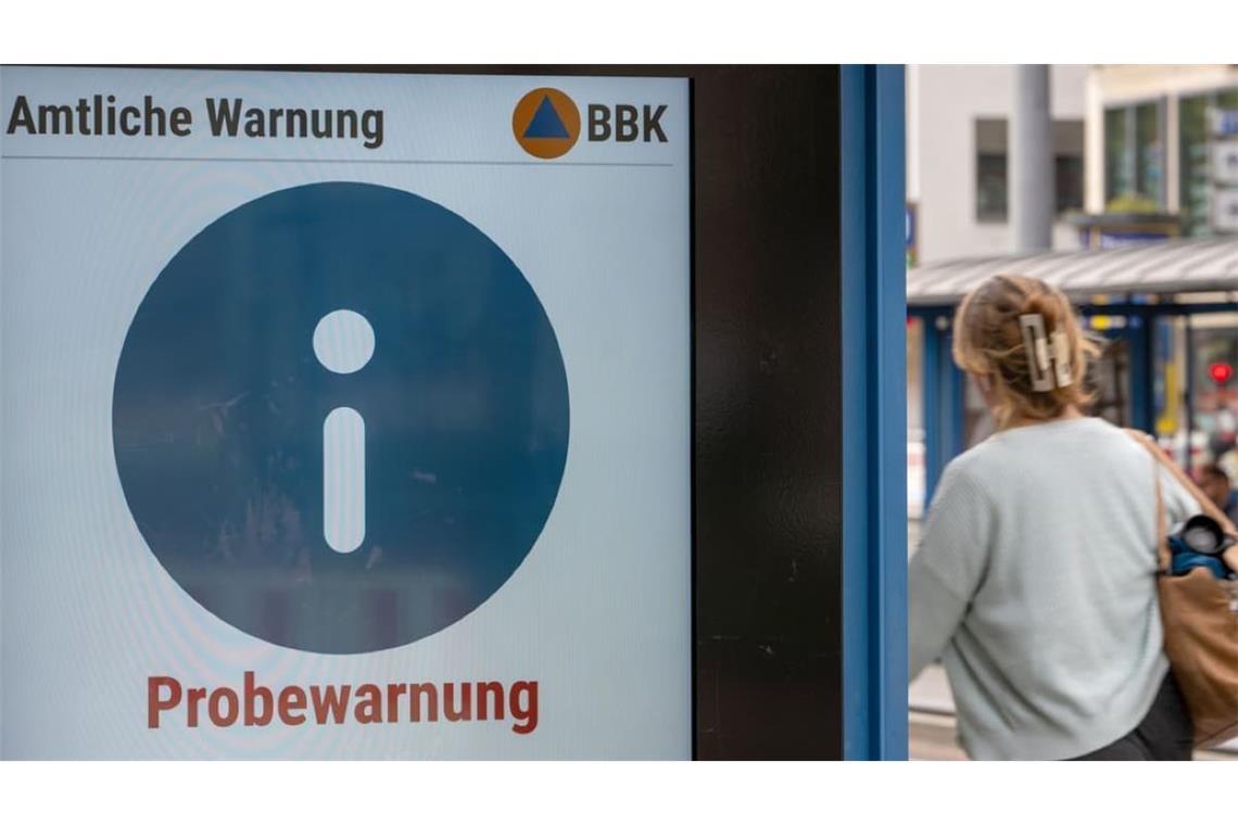 An einer Tramhaltestelle am Stachus ist eine Meldung zum Probealarm auf einer Anzeigetafel zu sehen. Der Bundesweite Warntag ist ein gemeinsamer Aktionstag von Bund, Ländern und Kommunen. Er dient der Erprobung der Warnsysteme. 