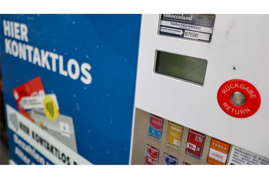 An fast 200.000 Zigarettenautomaten in Deutschland wird nach Angaben von Euro Kartensysteme beim Bezahlen mit der Girocard geprüft, ob der Käufer oder die Käuferin wie erforderlich volljährig ist. (Symbolbild)