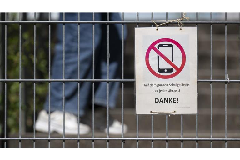 An Grundschulen im Land soll es ein striktes Handyverbot für Schüler geben. (Symbolbild)