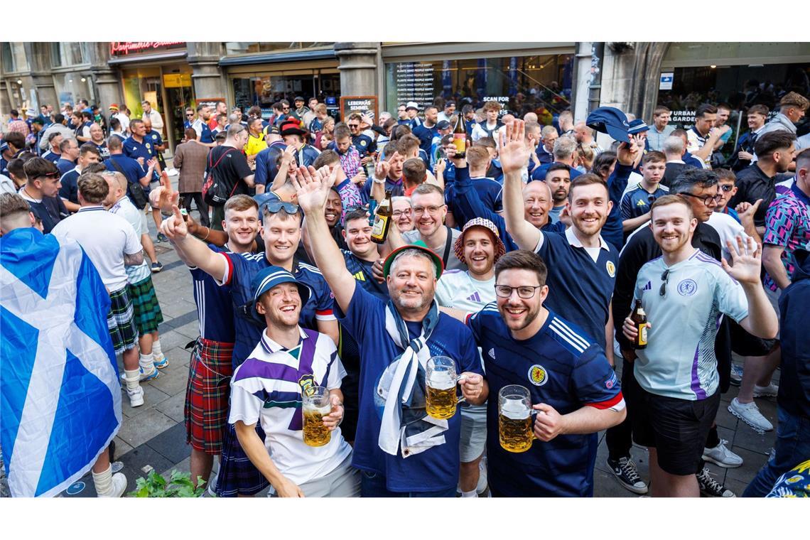Nicht mal die Fußball-EM kann deutschen Bierabsatz heben An ihnen lag es nicht: Schottische Fans lassen sich bei der Fußball-EM das Bier schmecken. (Archivbild)