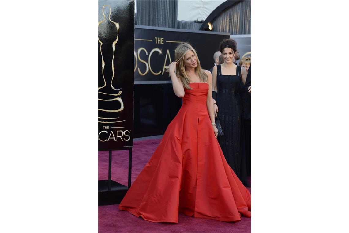 Die schönsten Oscar-Kleider aller Zeiten An Jennifer Aniston und ihrer signalroten Valentino-Robe kam bei den Oscars 2013 niemand vorbei.