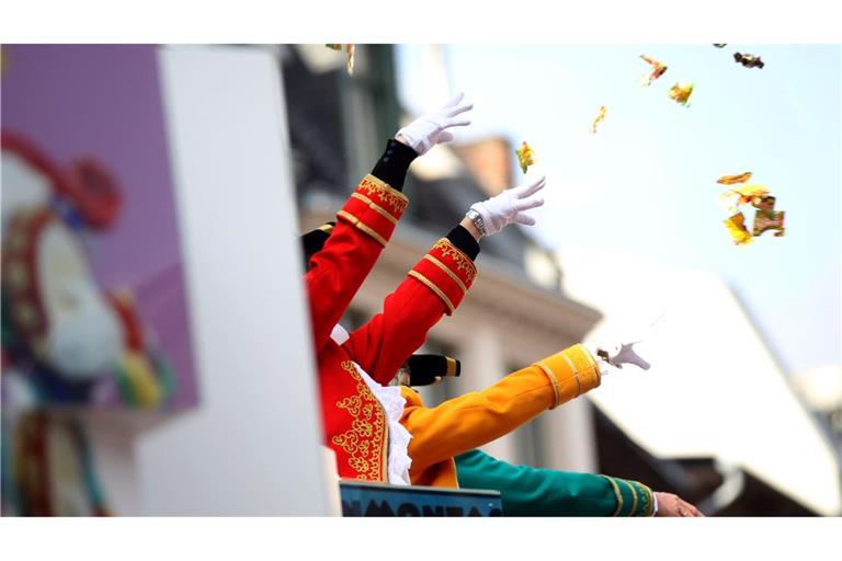 An Karneval muss man sich in Köln eigenverantwortlich vor Wurfgeschossen in Acht nehmen, wie das Amtsgericht verfügt hat (Archivbild).